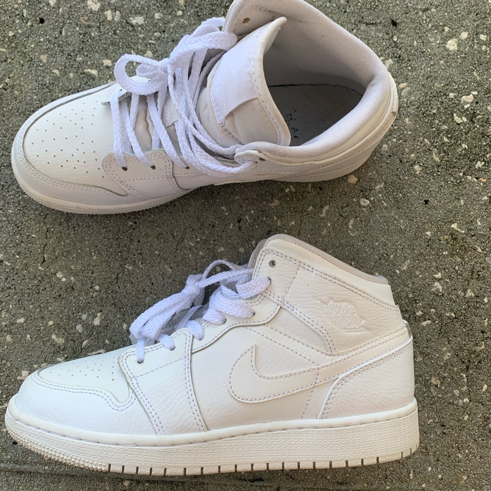Air Jordan 1 Mid Gs Triple White 554725-126